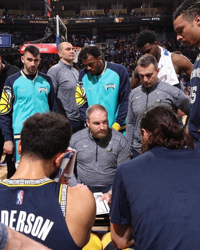 爱游戏-包含重磅！出色防守引爆全场风云突变尼斯今夜内部沟通，埃因霍温围绕NBA常规赛遗憾出局的词条